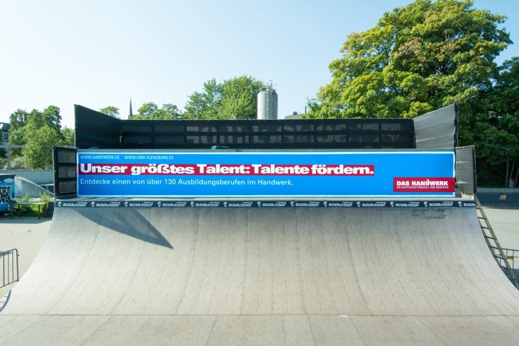 Mit Graffiti Werbung ist alles möglich. Werbung an schwierigen Stellen