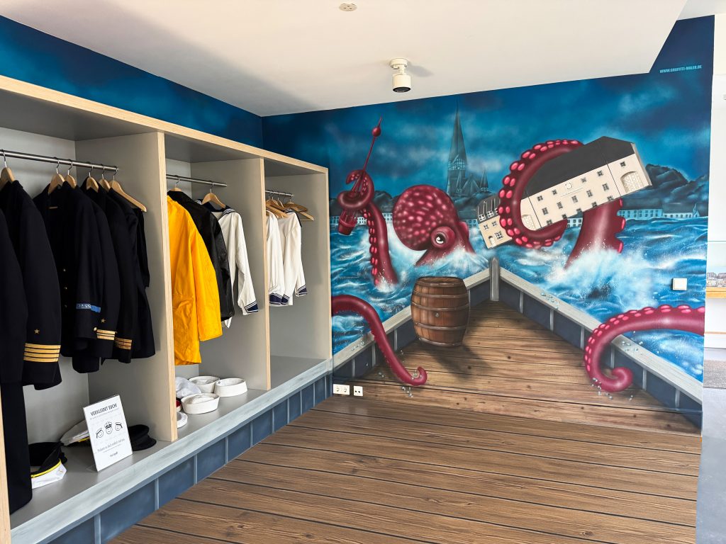 Graffiti mit Krake bei Sturm auf Schiffsdeck im Schifffahrtsmuseum Flensburg