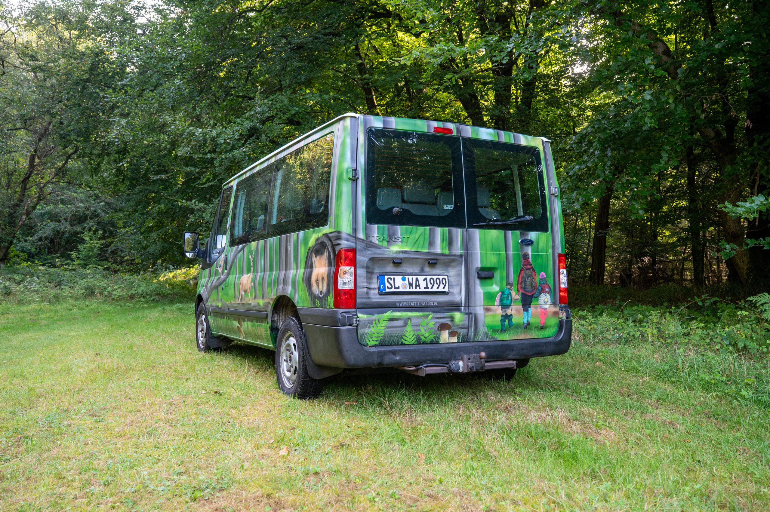 Ford Transit mit Waldmotiven und norddeutschen Tieren, kreativ bemalt für den Waldkindergarten Handewitt.