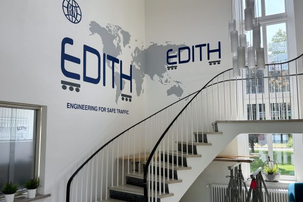 Moderne Wandgestaltung mit einfarbiger Weltkarte und Firmenlogos, umgesetzt von einem Graffiti Künstler in Heide.