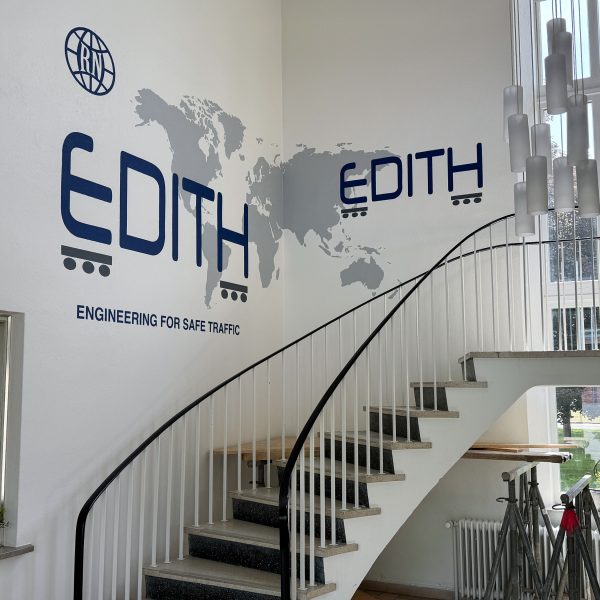 Moderne Wandgestaltung mit einfarbiger Weltkarte und Firmenlogos, umgesetzt von einem Graffiti Künstler in Heide.