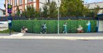 Illusionsmalerei mit Graffiti – grüne Hecke als Wandkunst am Bahnhof Sörup