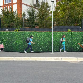 Illusionsmalerei mit Graffiti – grüne Hecke als Wandkunst am Bahnhof Sörup