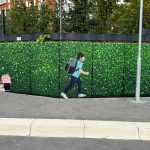 Illusionsmalerei mit Graffiti – grüne Hecke als Wandkunst am Bahnhof Sörup