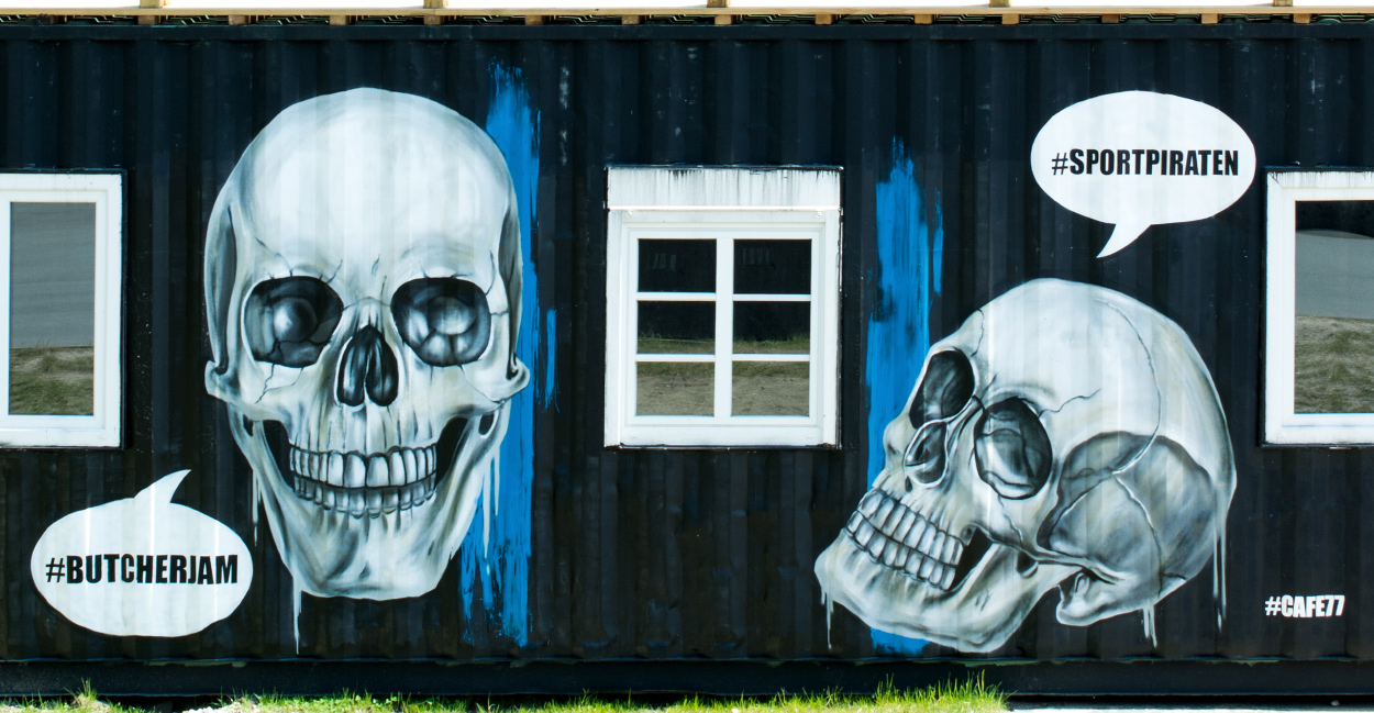 cafe77_graffiti_urbanart_sportpiraten_skull-container_02
